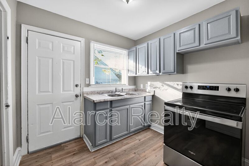 For Rent: 1137 Skyview Rd Charlotte NC 28208 property image