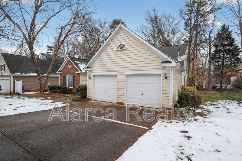 For Rent: 11025 Scrimshaw Ln Charlotte NC 28215 property image
