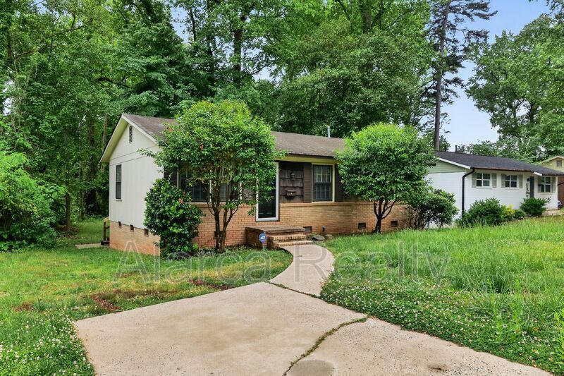 For Rent: 4201 Carlyle Dr Charlotte NC 28208 property image