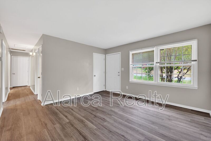 For Rent: 4201 Carlyle Dr Charlotte NC 28208 property image