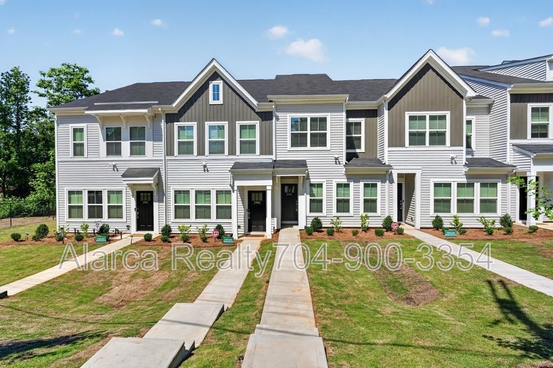 For Rent: 2962 Sloan Dr Charlotte NC 28208 property image
