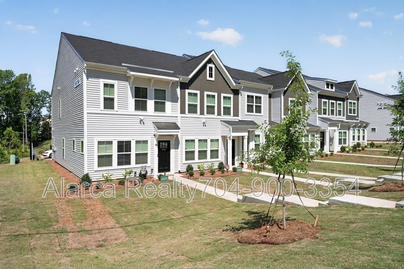 For Rent: 2962 Sloan Dr Charlotte NC 28208 property image