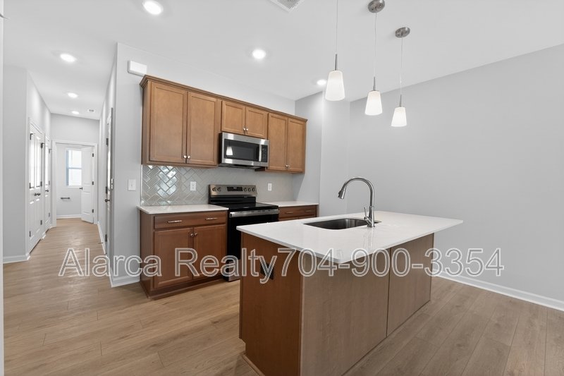 For Rent: 2962 Sloan Dr Charlotte NC 28208 property image
