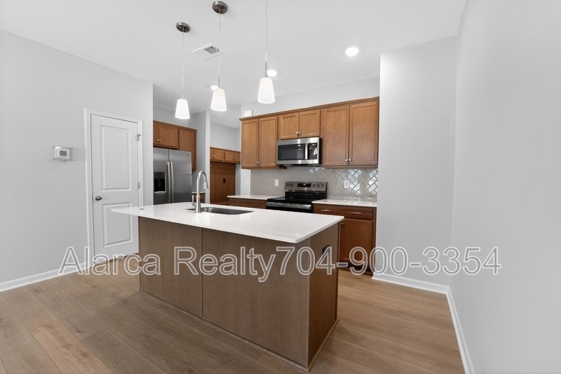 For Rent: 2962 Sloan Dr Charlotte NC 28208 property image