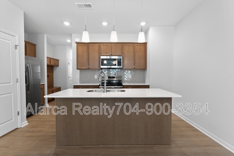 For Rent: 2962 Sloan Dr Charlotte NC 28208 property image