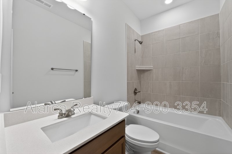 For Rent: 2962 Sloan Dr Charlotte NC 28208 property image