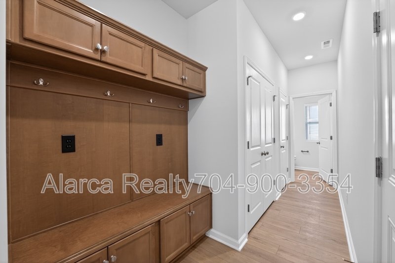 For Rent: 2962 Sloan Dr Charlotte NC 28208 property image