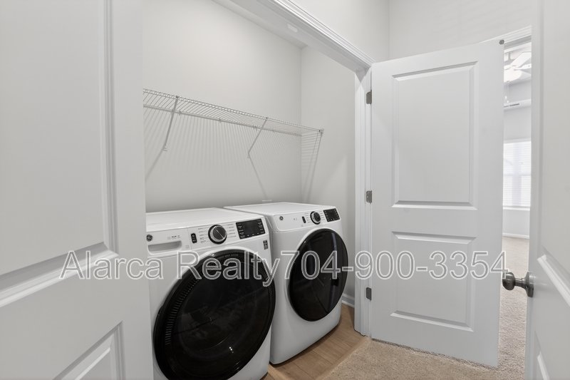 For Rent: 2962 Sloan Dr Charlotte NC 28208 property image