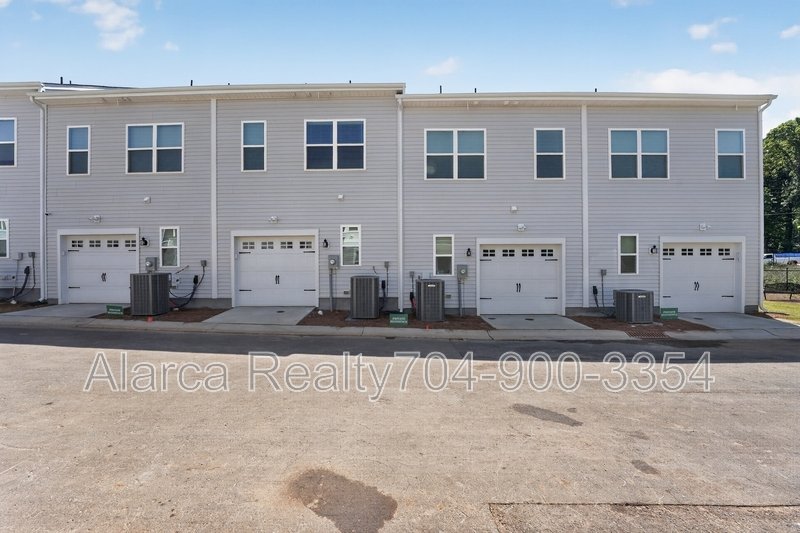 For Rent: 2962 Sloan Dr Charlotte NC 28208 property image