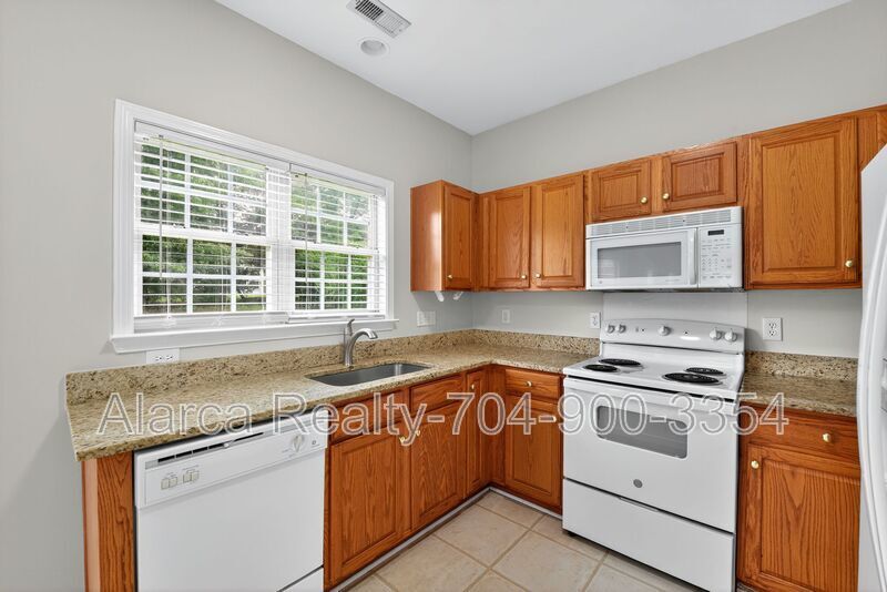 For Rent: 9205 Mitchell Glen Dr Charlotte NC 28277 property image