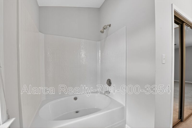 For Rent: 9205 Mitchell Glen Dr Charlotte NC 28277 property image