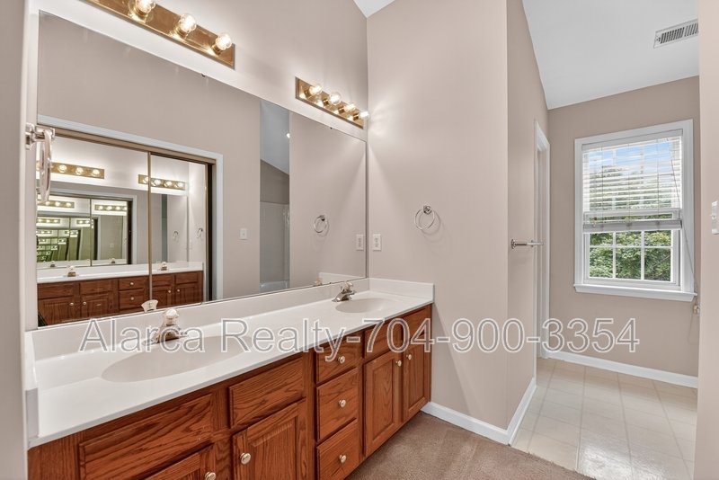 For Rent: 9205 Mitchell Glen Dr Charlotte NC 28277 property image