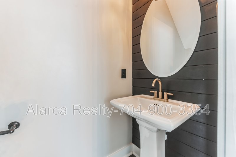 For Rent: 3246 Moss Ln Charlotte NC 28206 property image