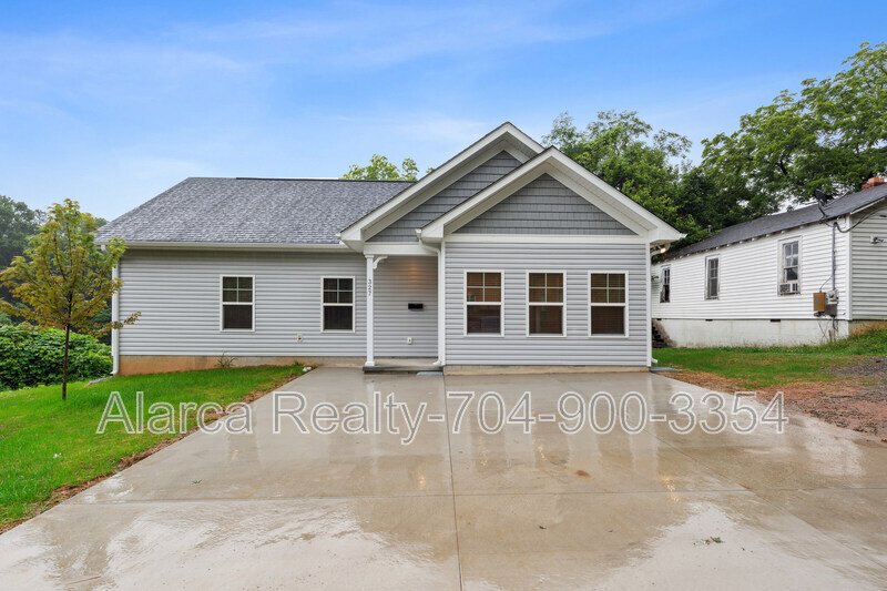 For Rent: 327 W Iredell Ave Mooresville NC 28115 property image