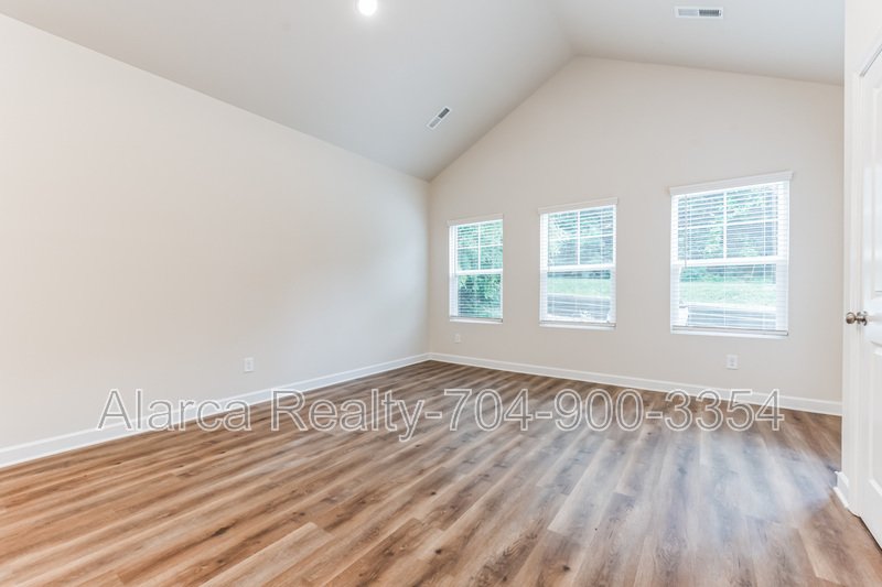 For Rent: 327 W Iredell Ave Mooresville NC 28115 property image