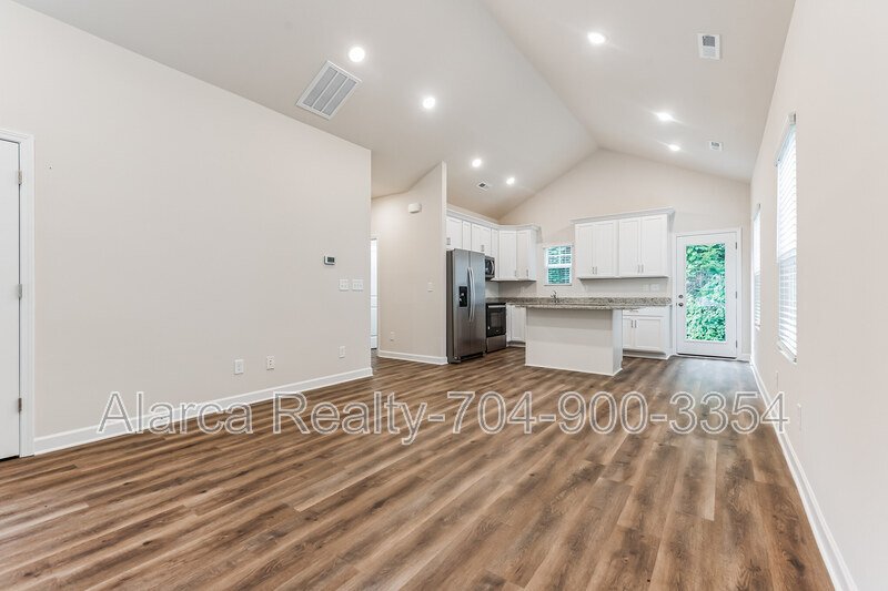 For Rent: 327 W Iredell Ave Mooresville NC 28115 property image