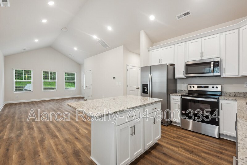 For Rent: 327 W Iredell Ave Mooresville NC 28115 property image