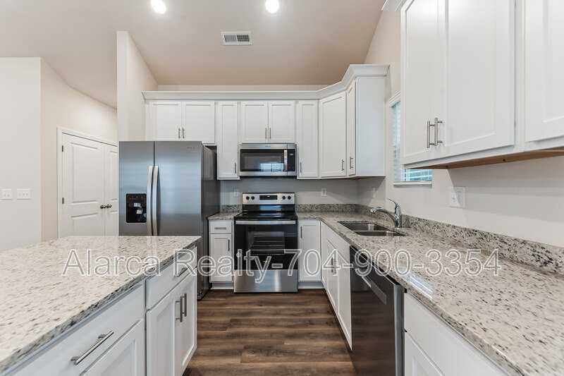 For Rent: 327 W Iredell Ave Mooresville NC 28115 property image
