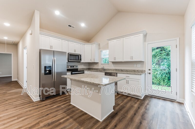 For Rent: 327 W Iredell Ave Mooresville NC 28115 property image