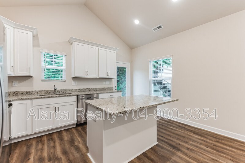 For Rent: 327 W Iredell Ave Mooresville NC 28115 property image