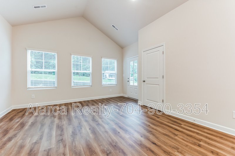 For Rent: 327 W Iredell Ave Mooresville NC 28115 property image