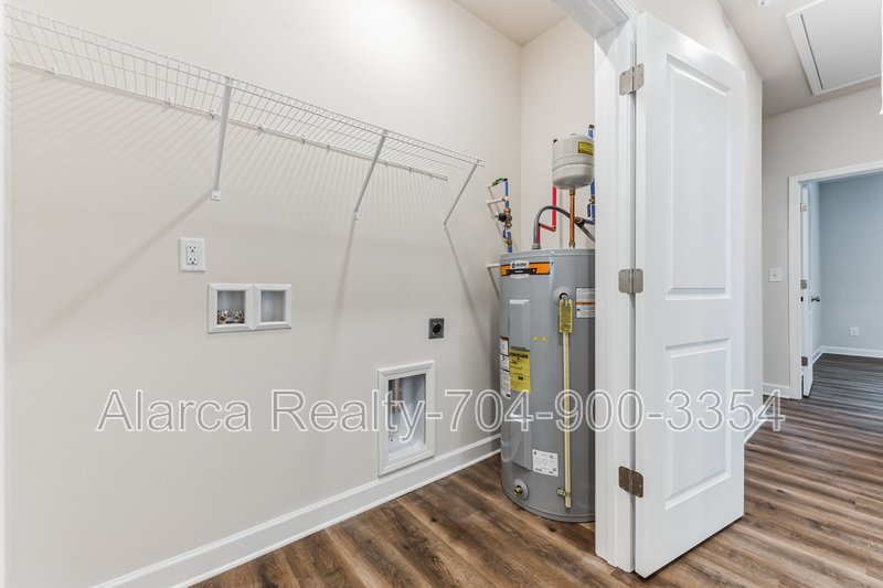 For Rent: 327 W Iredell Ave Mooresville NC 28115 property image