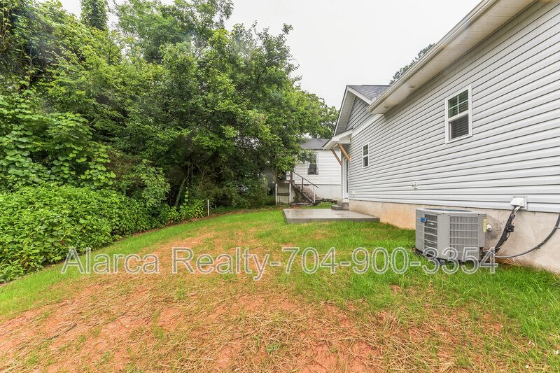 For Rent: 327 W Iredell Ave Mooresville NC 28115 property image