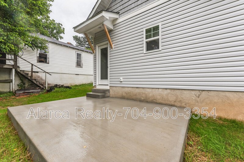 For Rent: 327 W Iredell Ave Mooresville NC 28115 property image