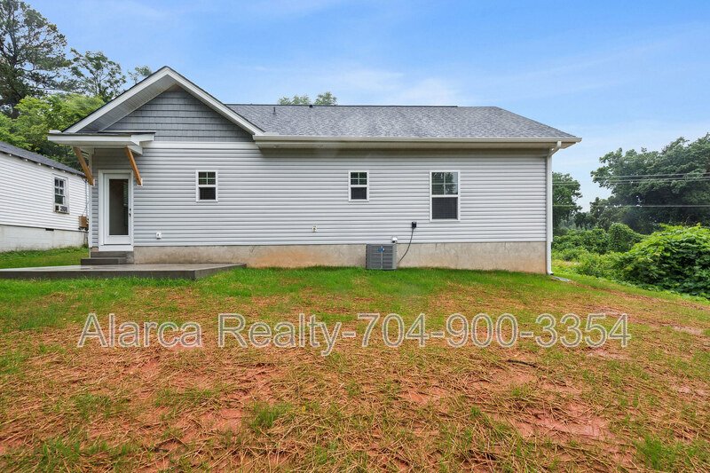 For Rent: 327 W Iredell Ave Mooresville NC 28115 property image