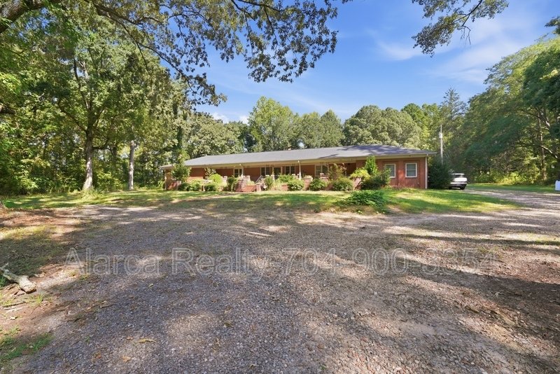 For Rent: 1542 Monument Ave Gastonia NC 28052 property image