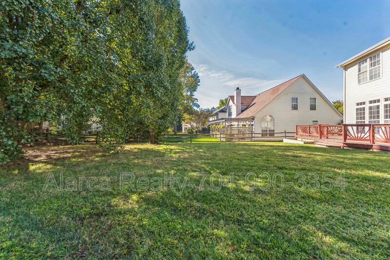 For Rent: 9418 Willow Tree Ln Charlotte NC 28277 property image