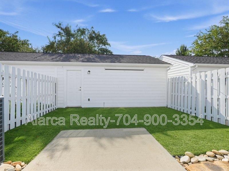 For Rent: 11410 Potters Row Cornelius, NC 28031 property image