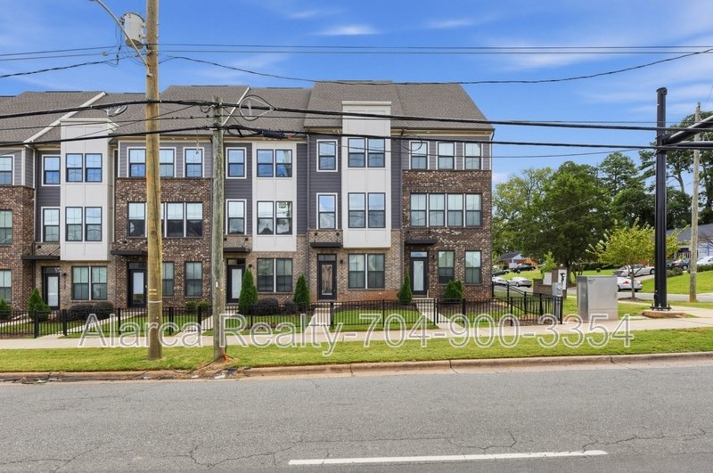 For Rent: 3737 S Tryon St Charlotte NC 28217 property image