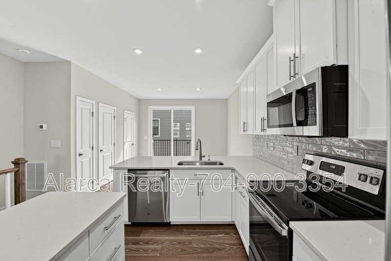 For Rent: 3737 S Tryon St Charlotte NC 28217 property image