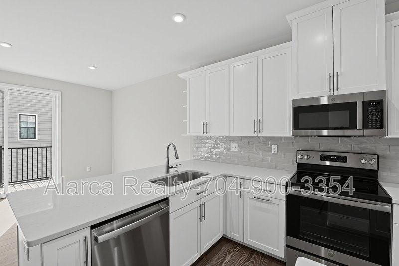 For Rent: 3737 S Tryon St Charlotte NC 28217 property image