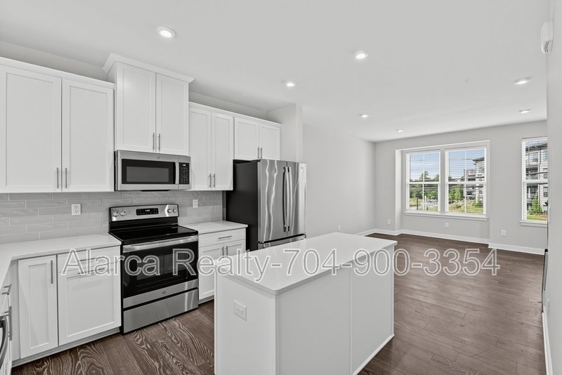 For Rent: 3737 S Tryon St Charlotte NC 28217 property image